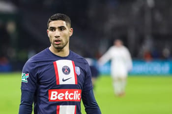 Joueur du PSG sur le terrain lors d'un match de football.