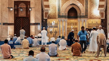 Musulmans prient dans une mosquée en France pour l'Aïd El Fitr 2023.