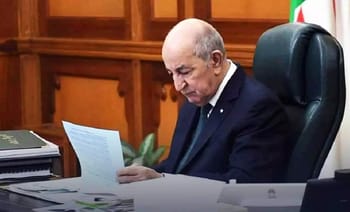 Président Tebboune lisant un document dans un bureau officiel.