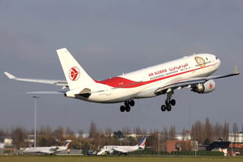 Avion d'Air Algérie en phase de décollage ou d'atterrissage.