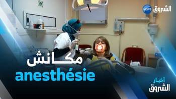 Médecin administrant une anesthésie à une jeune patiente en salle d'opération.