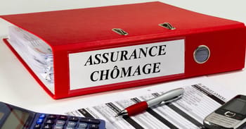 Dossier d'assurance chômage avec documents et calculatrice.