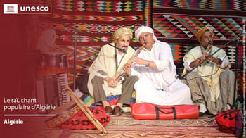 Groupe de musiciens de Raï en Algérie avec instruments traditionnels.