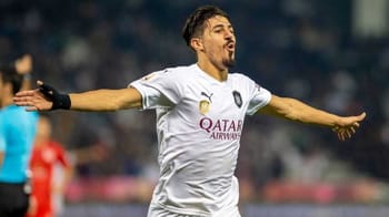 Baghdad Bounedjah célèbre un but lors d'un match de football.
