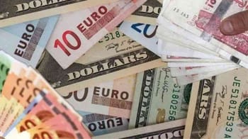 Billets de banque en euros et dollars, monnaie internationale.