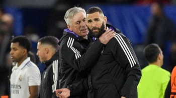 Carlo Ancelotti parle à Karim Benzema lors d'un match du Real Madrid.
