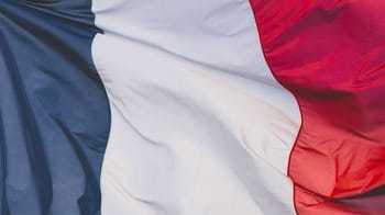 Drapeau français flottant en tissu avec couleurs bleu, blanc, rouge.