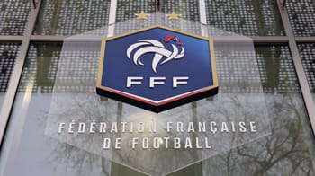 Logo officiel de la FFF affiché sur un bâtiment en verre.