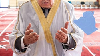 Imam en prière durant les Tarawih à Constantine, Algérie.