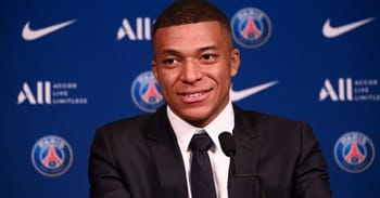 Kylian Mbappé souriant lors d'une conférence de presse au PSG.