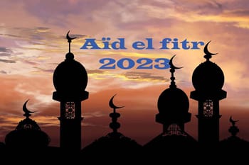 Silhouette de minarets contre un ciel de coucher de soleil pour l'Aïd El Fitr 2023.