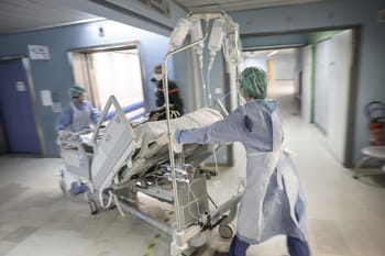 Personnel médical en soins intensifs pour un patient atteint de cancer.