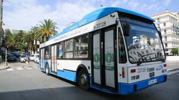Bus urbain à Tunis avec horaires prolongés en soirée.