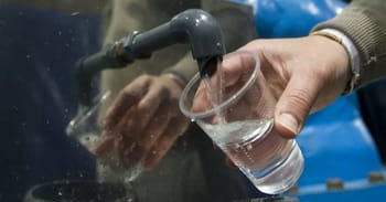 Eau de mer dessalée versée dans un verre transparent.