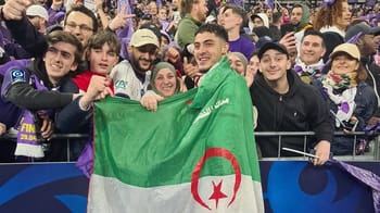 Supporters algériens avec drapeau lors de la Coupe de France.