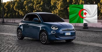 Voiture électrique Fiat avec drapeau algérien en arrière-plan.