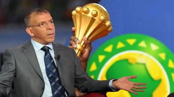 Hafid Derradji avec un trophée de football africain.