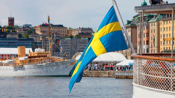 Drapeau suédois flottant sur le port de Stockholm.
