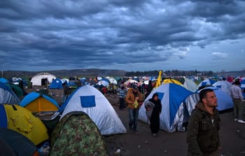 Tentes de migrants sous un ciel nuageux en France.