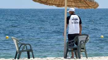 Agent de police en surveillance sur la plage algérienne.