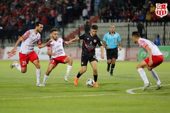 Joueur du MCO en action lors d'un match de Ligue 1 en Algérie.