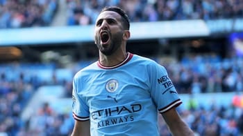 Mahrez en pleine célébration lors d'un match de football.