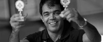 Mohamed Benkreira souriant avec des médailles d'or.