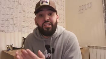 Mohamed Henni exprimant une opinion sur l'amour pour l'Algérie.