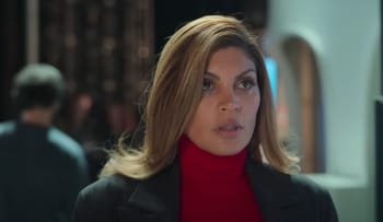 Nawell Madani dans une scène de série Netflix, expression sérieuse.