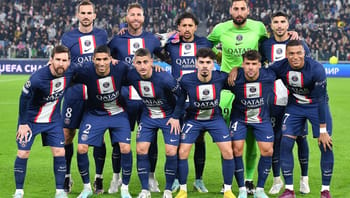Équipe du PSG en formation sur le terrain de football.