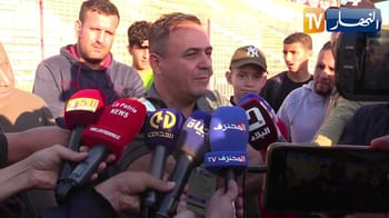Personne parlant aux médias lors d'une conférence de presse sportive.