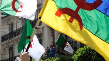 Drapeaux algériens et kabyles lors d'une manifestation en ville.