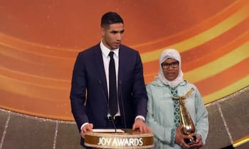Achraf Hakimi recevant un prix lors des Joy Awards.
