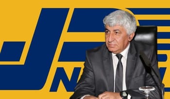 Rachid Nadil en discussion lors d'un événement public.