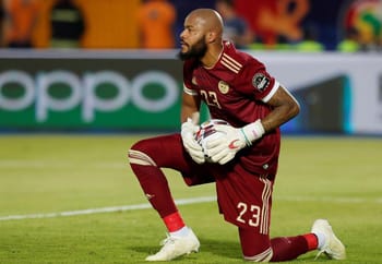 Rais M'Bolhi gardien de but algérien en pleine action sur le terrain.