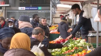 Vendeur de fruits et légumes au marché de Barbès pendant Ramadan.