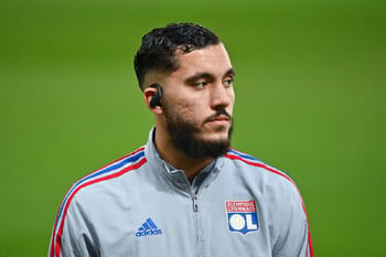 Rayan Cherki en tenue d'entraînement avec le logo de l'Olympique Lyonnais.