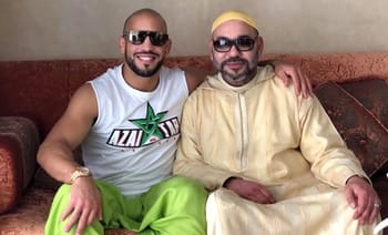 Deux hommes portant des lunettes de soleil et des vêtements colorés.
