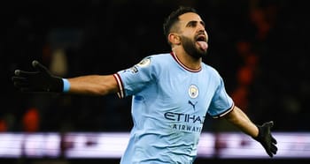 Riyad Mahrez en action lors d'un match de football avec Manchester City.