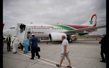 Passagers embarquant dans un avion Royal Air Maroc à l'aéroport.