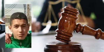 Gavel en bois utilisé lors d'une audience judiciaire.