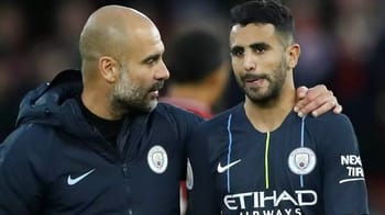 Guardiola se moque de Riyad Mahrez lors d'un match de football.