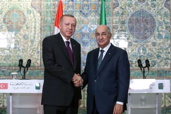 Tebboune et Erdogan se serrent la main lors d'une rencontre diplomatique.