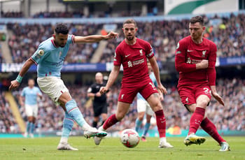 Joueur de football en action lors d'un match de Premier League.