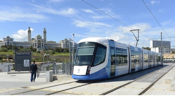Tramway moderne à Alger avec vue sur la ville et le palais.