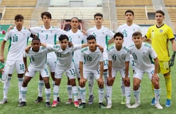 Groupe de jeunes joueurs de football algériens en uniforme blanc.