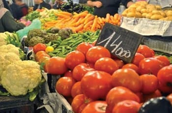 Légumes frais et bon marché dans un marché algérien.