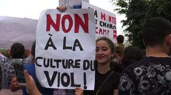 Jeune femme tenant une pancarte contre la culture du viol lors d'une manifestation.