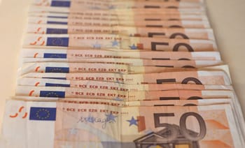 Billets de 50 euros empilés, illustration de l'argent en euros.