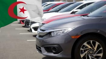 Voitures de moins de 3 ans en Algérie dans un parking.
